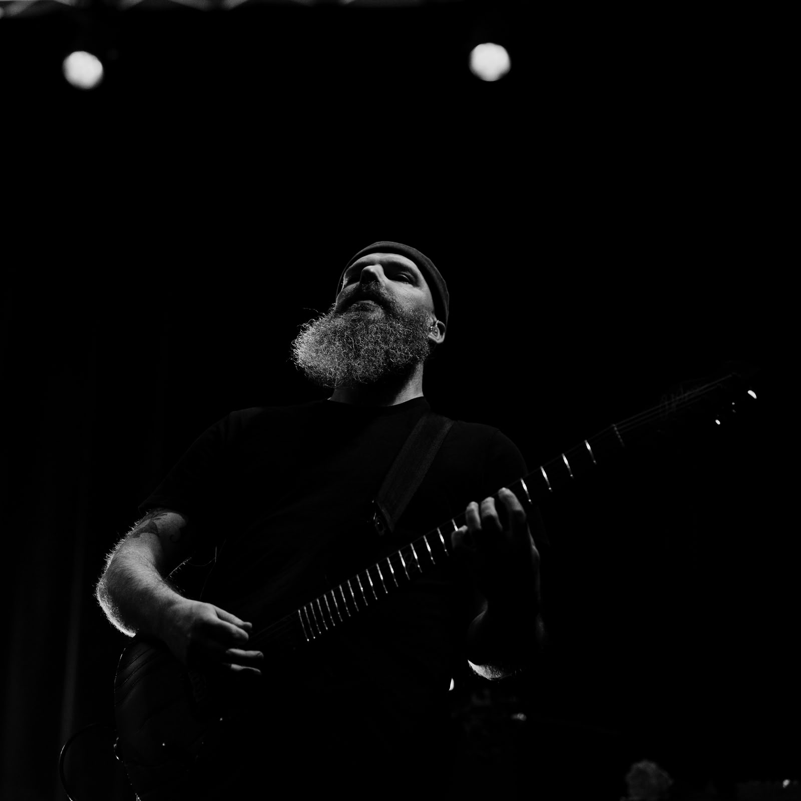 Point Mort est un quintet parisien qui explore les frontières du post-hardcore et du metal, intégrant des éléments pop, électro et hip-hop pour créer un son à la fois brutal et nuancé. Le groupe est reconnu pour ses compositions complexes et ses performances live intenses. - Image 6